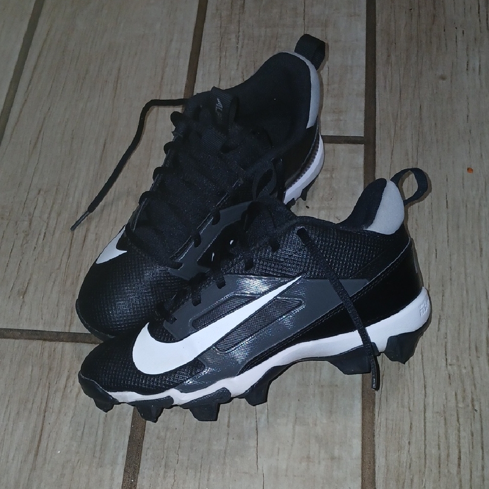 Nike Kids Black and White Soccer Cleats